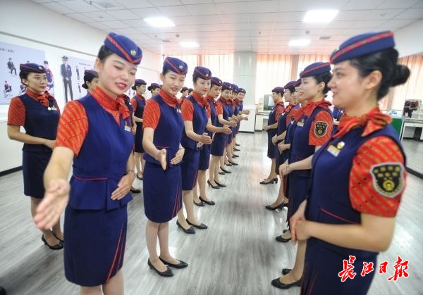 “咬著筷子練微笑”的背后 武漢高鐵明星服務隊的禮儀是怎樣煉成的？